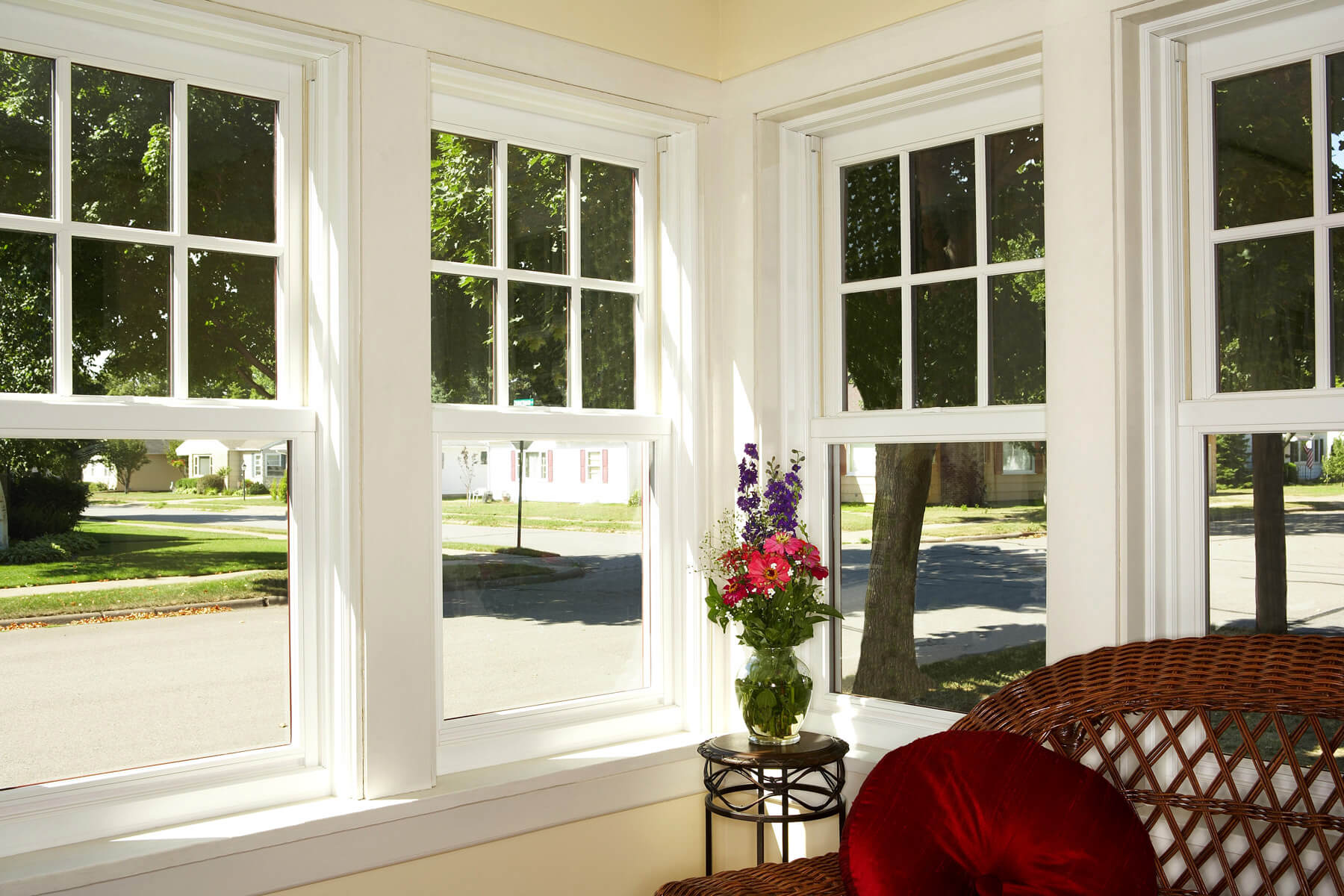 Фото пластиковых окон в доме. Английские окна вертикально сдвижные. Окна в американском стиле.